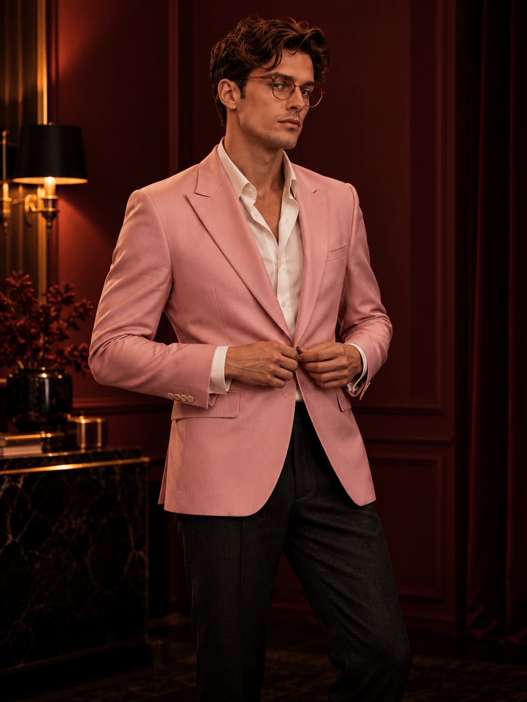 Modelo con saco rosa y camisa marfil